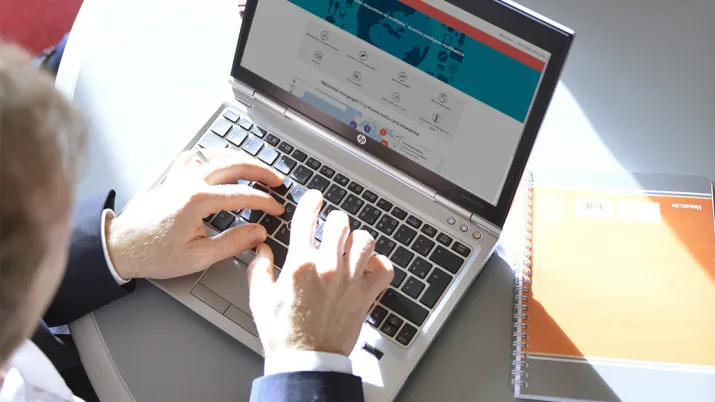 Transparence ordinateur portable clavier mains