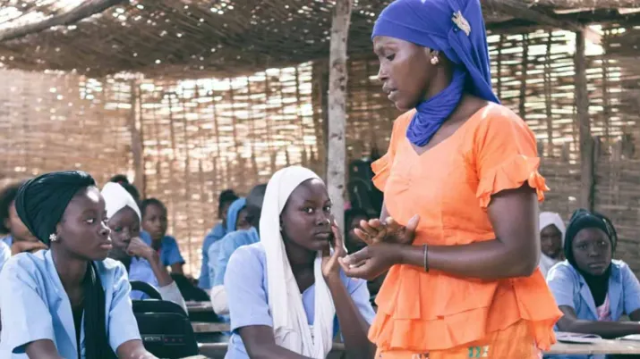 Ce partenariat vise à accélérer les progrès de l’égalité entre les femmes et les hommes en mobilisant les États et leurs partenaires techniques et financiers, ainsi que les organisations féministes locales.