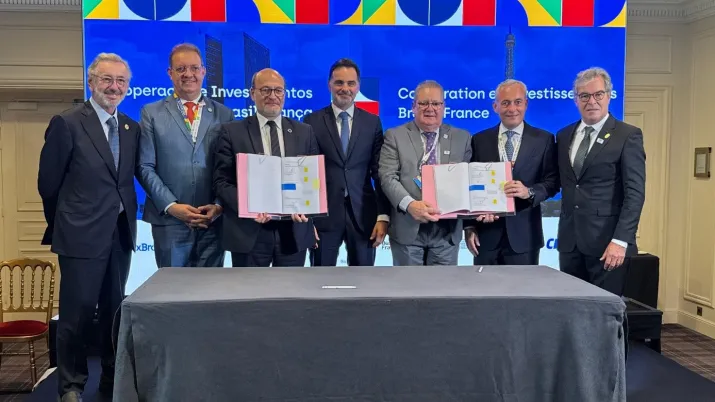 Signature contrat d'investissement entre l'AFD et la BRDE