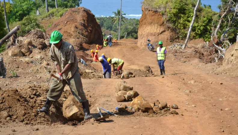 Piste d'accès au captage et station de pompage à Bongweni, Anjouan, Comores
