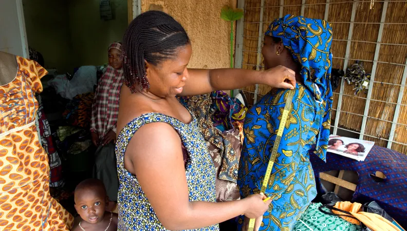 Atelier de couture dans le quartier Abidjan à Niamey dont la promotrice, Mme Ariatou Moussa (à gauche) a bénéficié de l'aide financière de ACEP-Niger pour la création de son entreprise.