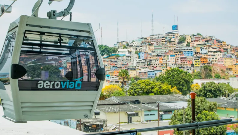 Le programme de télécabines Aerovia à Guayaquil permet de relier le centre de la ville aux quartiers populaires de Duran, en enjambant le fleuve Guayas. Cette infrastructure innovante réduit le temps de parcours de 45 à 17 minutes. 35 000 personnes par jour bénéficieront à terme de ce service qui réduira les émissions de gaz à effet de serre de 15 000 tCO2eq/an