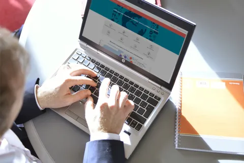 Transparence ordinateur portable clavier mains