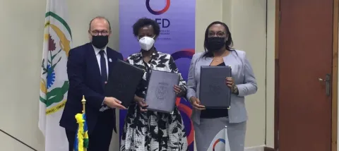 Mr. Rémy Rioux, Ms. Louise Mushikiwabo and Ms. Valentine Uwamariya, sign a Declaration of Intent on the teaching of French in Rwanda