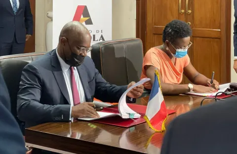 Christian Yoka signature - Angola