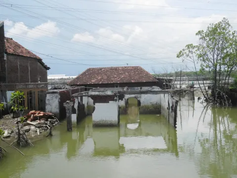 sinking house Jakarta