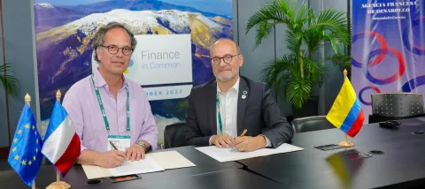 La AFD y la Financiera de Desarrollo Nacional (FDN) firman convenio de crédito por 90 millones de euros para financiación de buses eléctricos