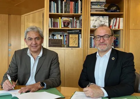 Rémy Rioux, directeur général de l’Agence française de développement (AFD), et Régis Chang, directeur général de la SOCREDO