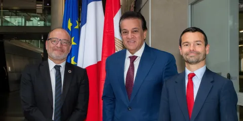 Rencontre entre Rémy Rioux, Directeur général du groupe AFD, le Dr Khaled Abdel Ghaffar, Vice-Premier Ministre en charge du Développement Humain, également Ministre de la Santé et de la Population égyptien et Jérémie Pellet, Directeur général d'Expertise France
