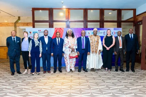 Le Ministre déléguée au ministère de l’Economie et de la Planification du Territoire (MINEPAT) M. Paul TASONG NJUKANG, Madame le Ministre de l’habitat et du développement urbain (MINDHU) Mme Célestine Ketcha-Courtes, le Directeur adjoint de l’AFD au Cameroun