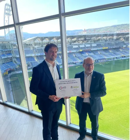 Remi Rioux et Julien Pierre pour la signature du partenariat entre l'AFD et Play for Nature